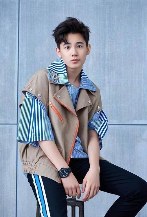 易烊千玺回来了,一身潮流搭配特别帅,要去中戏找胡先煦了吗?