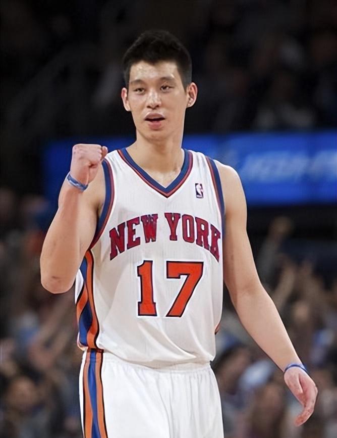 有记者向科比询问林书豪的情况,而科比显然没有把这个默默无闻的年轻