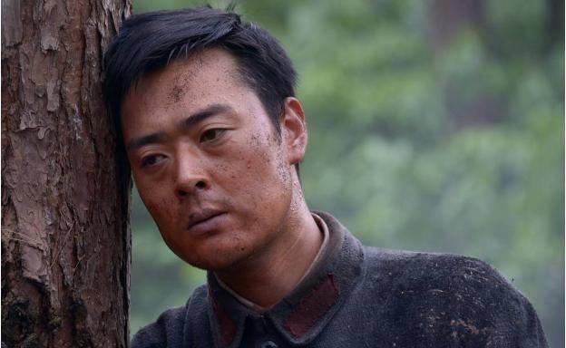 因拍戏被炸双目失明,患抑郁症欲从5楼跳下,今成国内首位80后影帝_张桐