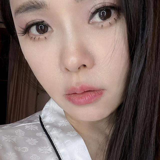 伊能静怼脸拍细节到位,54岁被爱情滋养的水润,网友:像杨幂_生活_秦昊