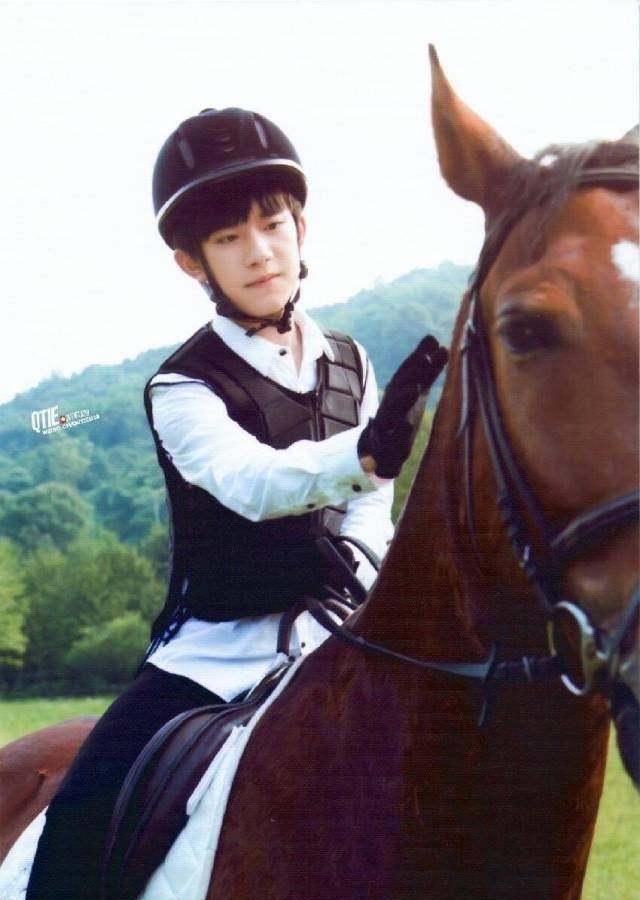 易烊千玺学习骑马和唐朝礼仪,表示和雷佳音对戏有压力_热度_事情_电视