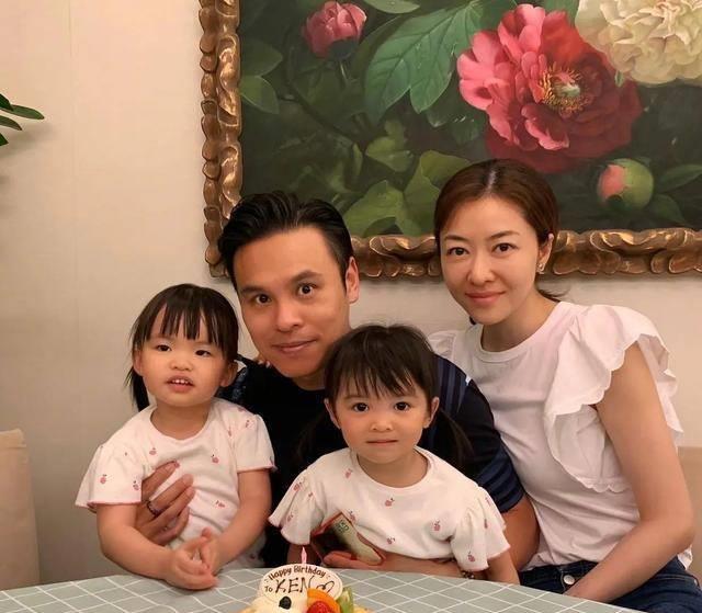 应采儿晒一家四口合影,小儿子穿红衣胳膊肉嘟嘟,陈小春表情亮了_生活