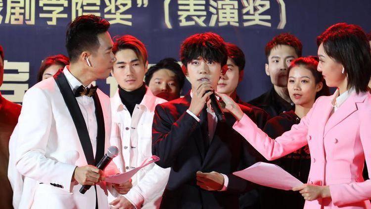 易烊千玺李兰迪走红毯,谁注意到他们的站位咖位高低很明显