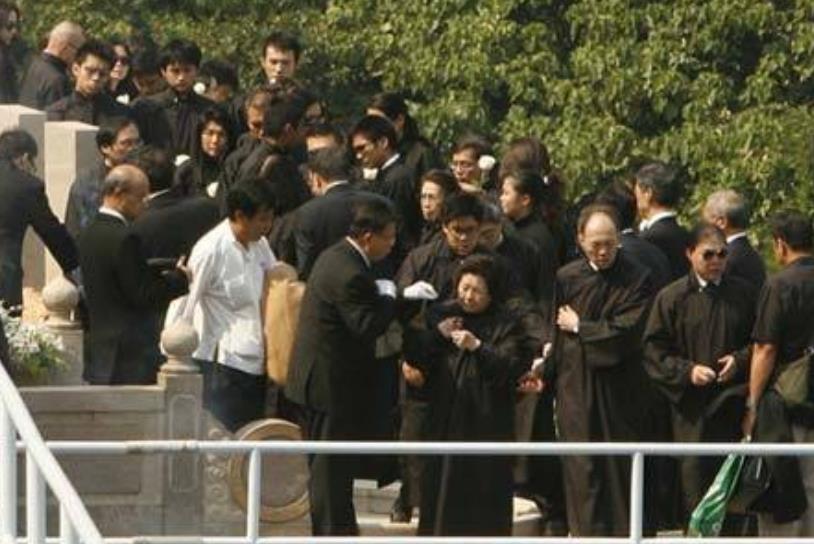 警车开道,何鸿燊和李嘉诚扶灵,待遇堪比国葬_香港_我国_国家