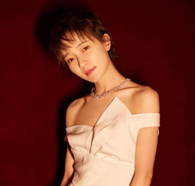 一线当红女星焦俊艳,谈30岁女演员现状,称娱乐圈不好混_明星_因为