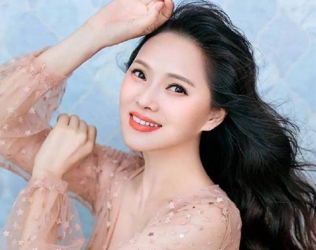 伊能静庆祝52岁生日,年轻漂亮活力感十足,简直是不老女神!