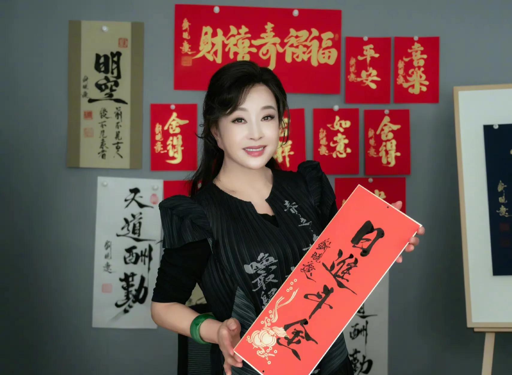 71岁刘晓庆穿超短裙扎辫子同学聚会,和同学合影像女儿_网友_皮肤_明星