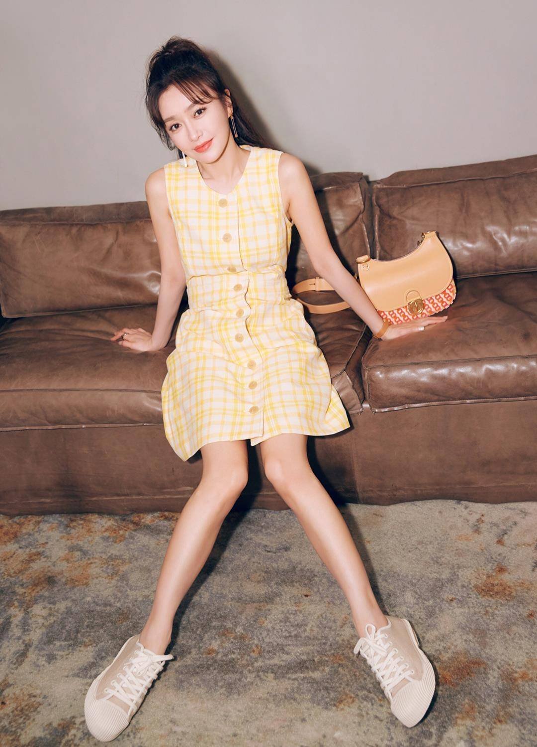 秦岚是什么仙女?白过礼服不说,脚踩三根"钢丝"的腿让人心动!