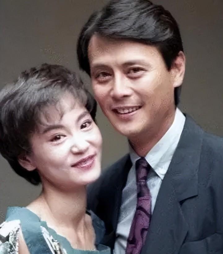 63岁刘雪华独居11年,与狗为伴,自曝遗憾终生的是不能生儿育女_张佩华