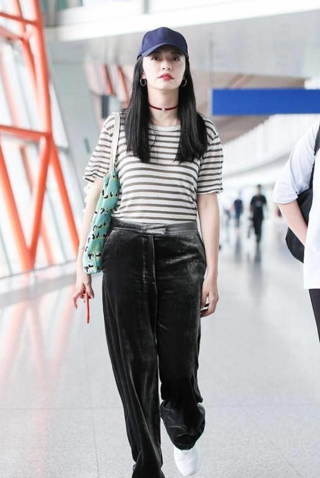 姚晨穿衣品味真不错,穿条纹上衣配短裤,下身长靴秀出大长腿_元素_时尚