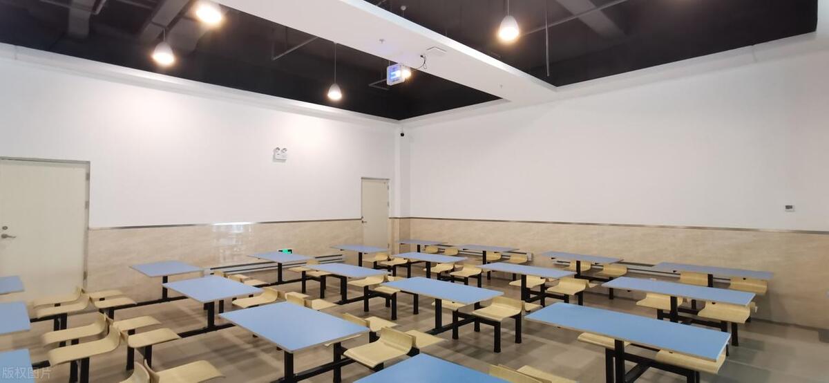 如何评价天津大学食堂一女生因男生说猫屎臭而对其泼饭?