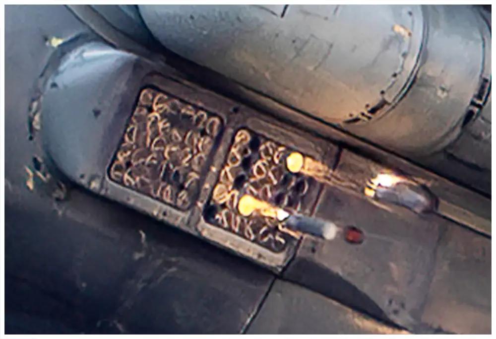 雷达反射击条和红外诱饵照明弹是机组人员可用的最常见的防御性对抗