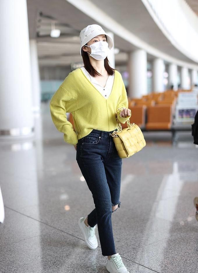 《吐槽大会》胖了,现场与易立竞的精彩互呛易烊千玺全黑造型,暴露身材