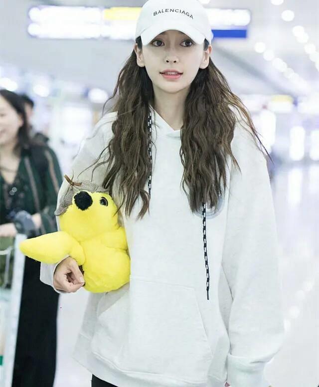 已经进入秋天了,跟着angelababy选卫衣,每件穿搭出来都时尚显瘦_显得