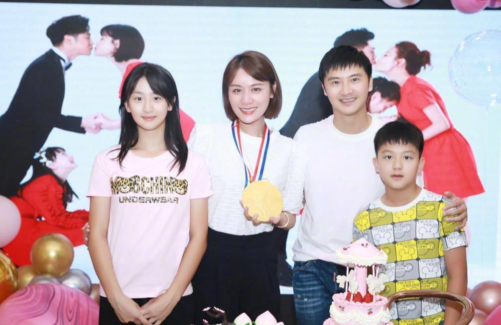 叶一茜晒全家照庆生,超大钻戒引人瞩目,与田亮嘟嘴甜蜜秀恩爱_穿着