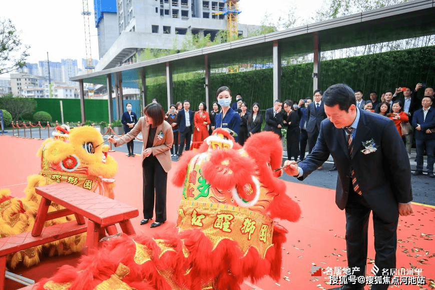 瑞狮献福,迎祥纳吉,李汉发先生,唐朝晖女士隆重登场为舞狮点睛,醒狮队