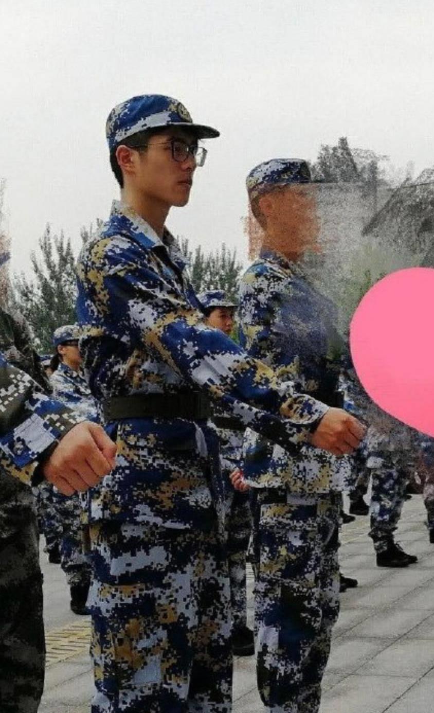 易烊千玺军训"延迟",同样延后的这位明星学长,毕业也延期了!