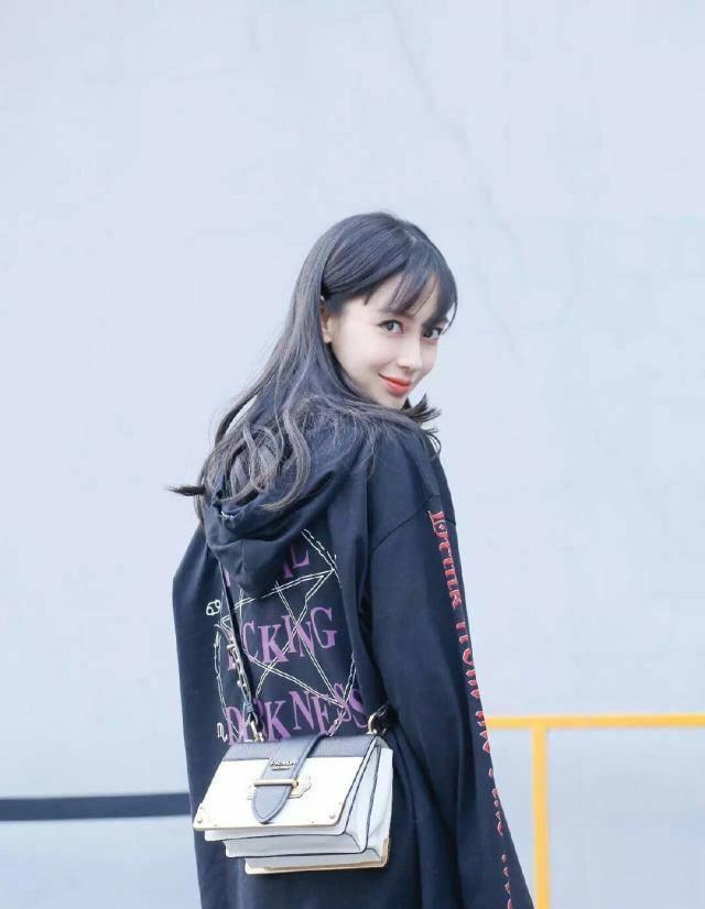 已经进入秋天了,跟着angelababy选卫衣,每件穿搭出来都时尚显瘦_显得