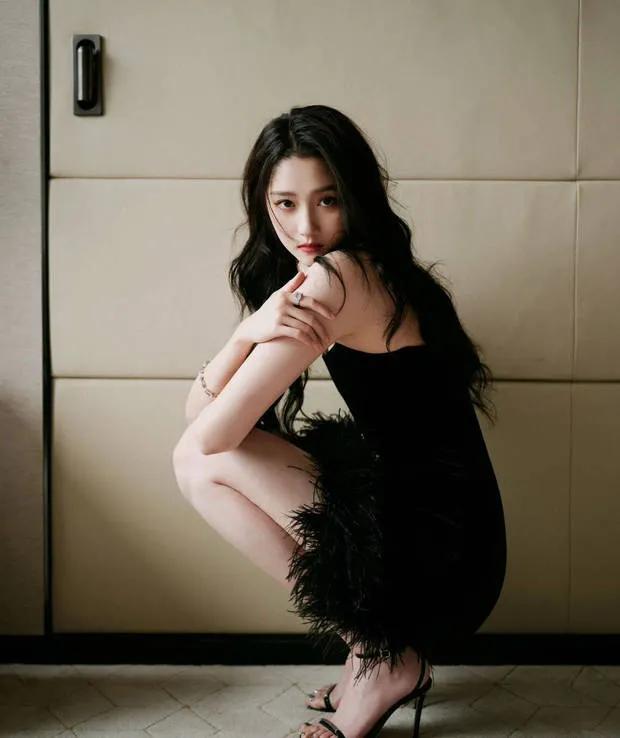 京圈公主关晓彤穿抹身材短裙,皮肤白得透亮,美腿自带滤镜效果!