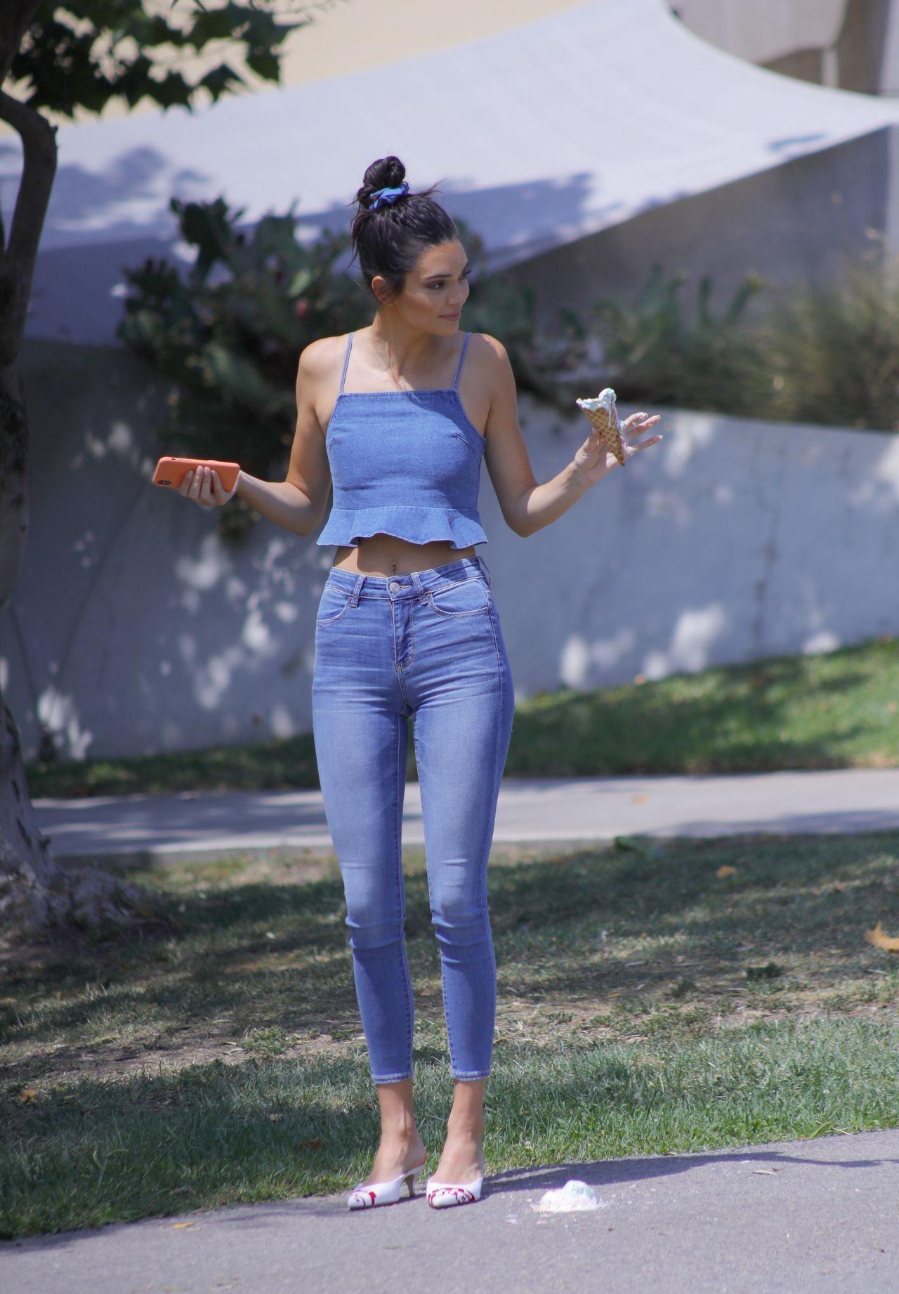 肯德尔·詹纳紧身牛仔裤街拍_詹娜_吉吉·哈迪德_jenner