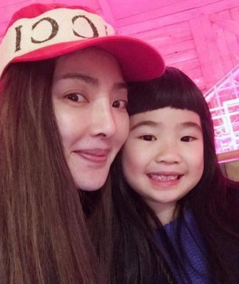 有一种整容叫"曹格女儿长大",包子脸变小尖脸,而他却越来越胖_grace