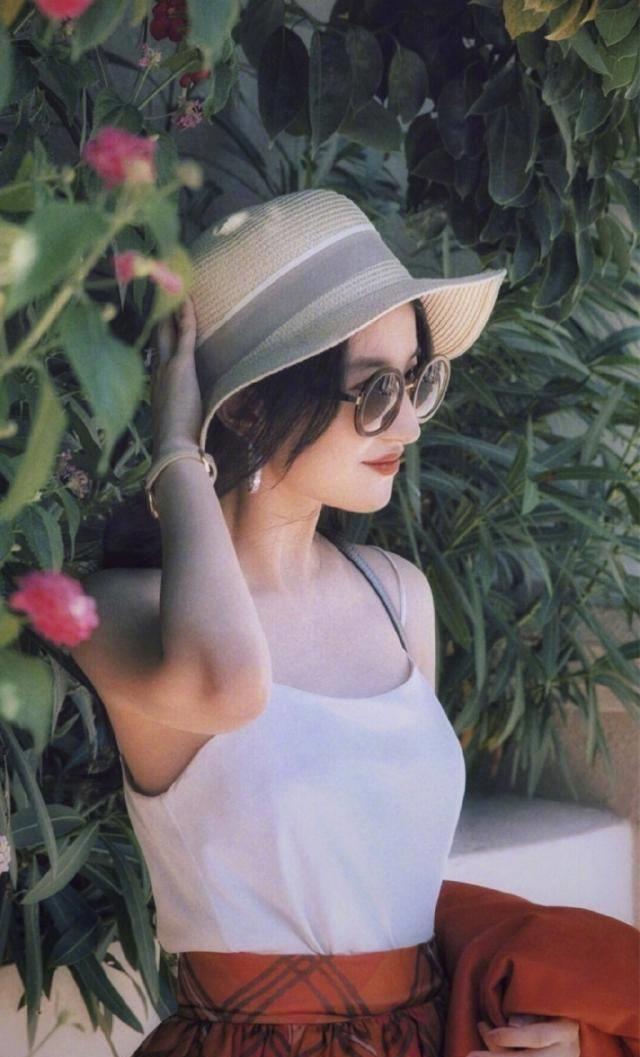 有种"土气"叫刘亦菲扎麻花辫,效果意外清纯灵动,终于高级了_背心_作品