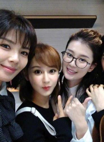 杨紫为见乔欣凹造型穿高跟鞋,意外摔倒,调侃自己是跳了个舞_身高_穿着