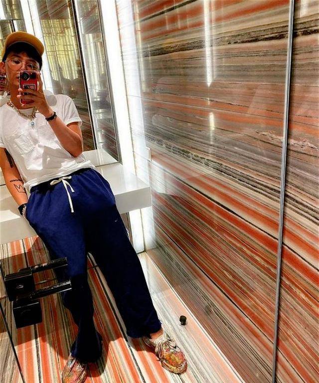 权志龙g-dragon近况:久违的散发出"时尚达人"气质!_照片_造型_老头