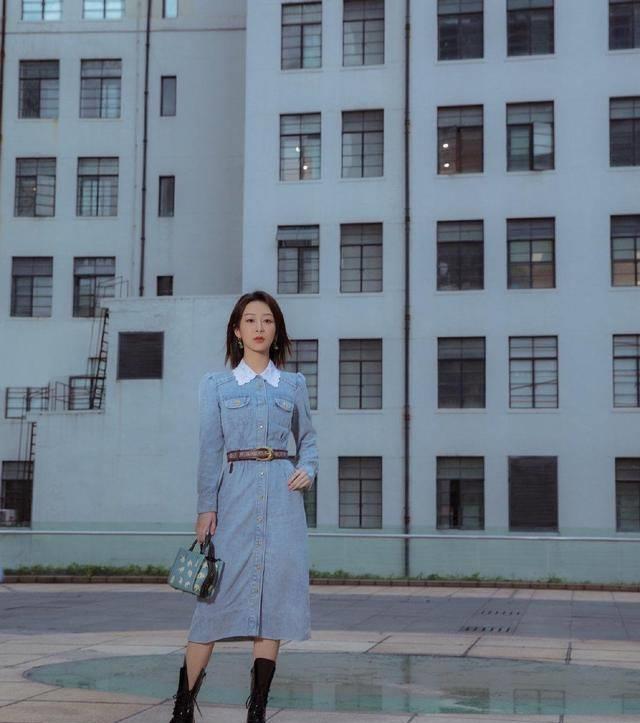 杨紫没有刘海也好美,牛仔长裙和马丁靴的映衬碰撞,复古摩登_造型_衬衣
