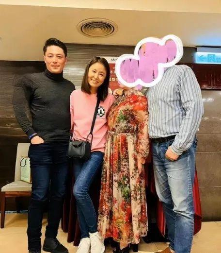 67林心如霍建华合体看演唱会,林心如清纯嫩似高中生,霍建华穿紧身裤