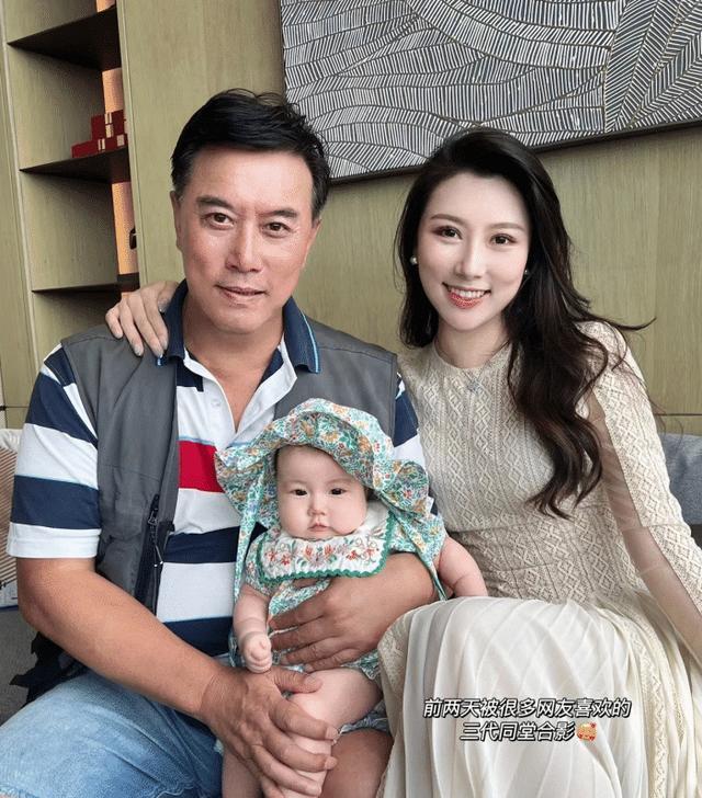 他的名字叫张嘉芸,陈丽达的母亲是陈佩斯的妹妹,父亲是演员张山,曾在