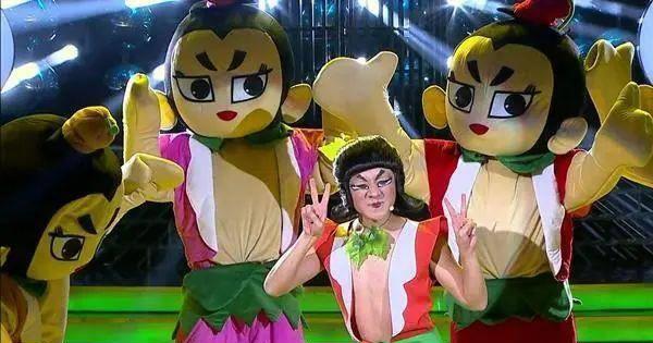 除了百变五侠回归,百变星君王祖蓝也来镇场子了,经典的葫芦娃模仿秀