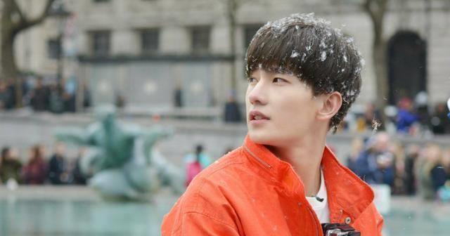 学学人家杨洋;比如说不要抱怨,学学杨洋在花少里脚都肿着,还笑着把