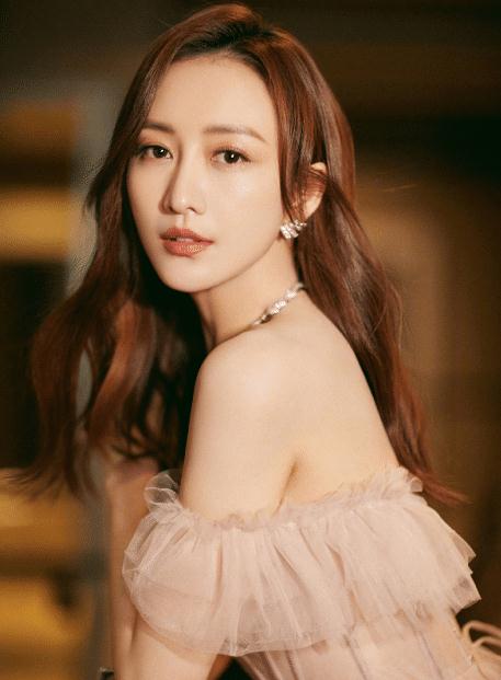 有一种"整容"叫王鸥卸妆,妆前是人间时尚宠儿,卸妆成无眉大妈_化妆