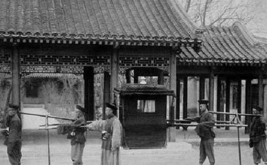 三品以上官员乘坐绿呢官轿.三品以下官员乘坐蓝呢官轿.