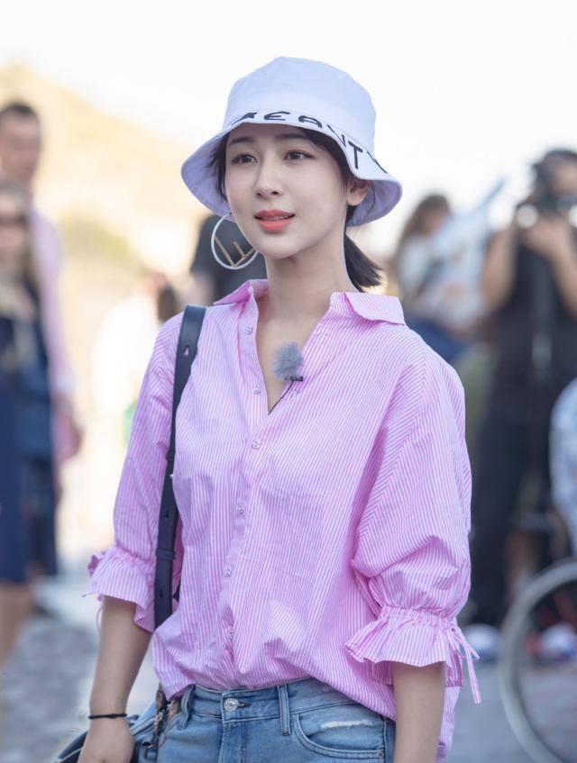 杨紫《中餐厅》穿搭合集,t恤衬衫成最爱,扎两小辫气质更出众_造型