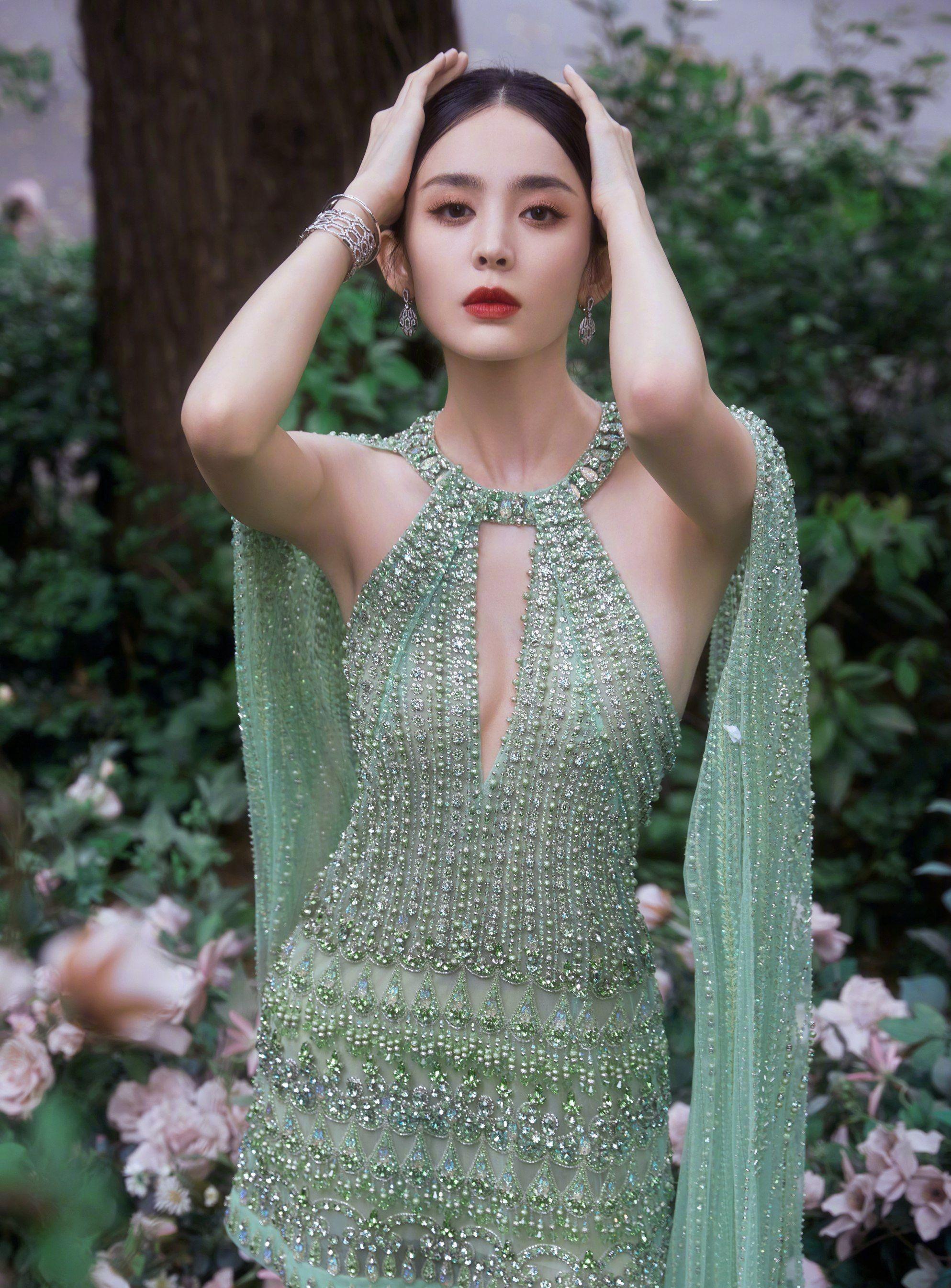 古力娜扎气质套装酷炫时尚,五官精致身材好_作品_照片_电影