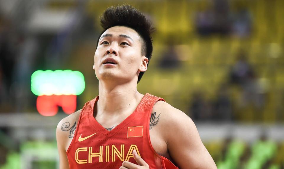 训练前,赵睿身着升班马帕拉梅拉出现在球迷面前,一头染成黄色的头发