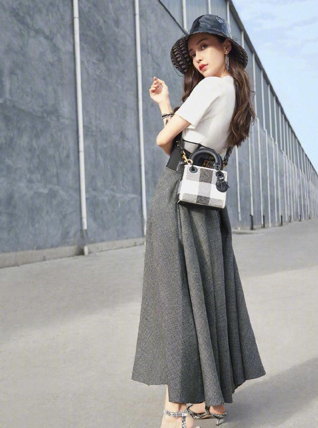 杨颖难怪能这么火,穿字母t恤配高腰半身裙,撞衫舒淇气场都不输_红色