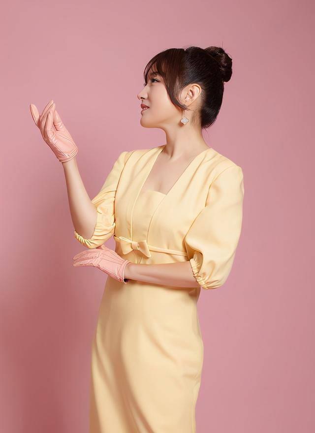 杨钰莹的这张照片中右手伸着,翘着兰花指,双眼45度向斜上方看.