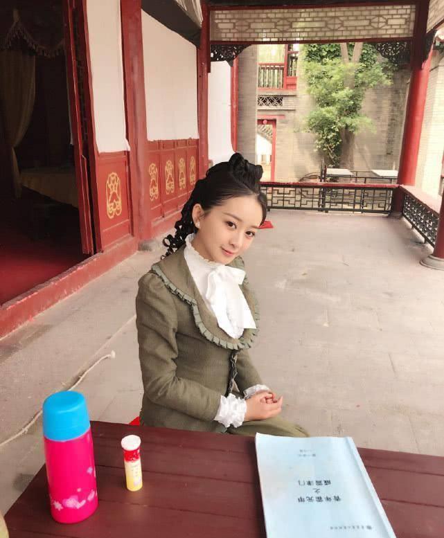 她,但是走红后才发现原来她还是当红小花旦周冬雨和古力娜扎同班同学
