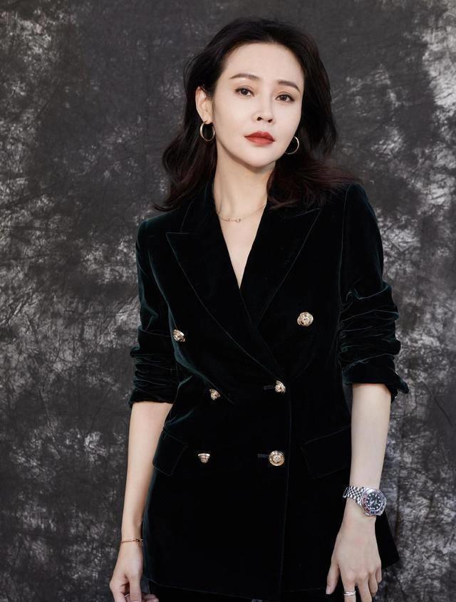 于明加最爱"真空"穿西装,配喇叭裤超显腿长,尤物气质挡不住!_女性_卫