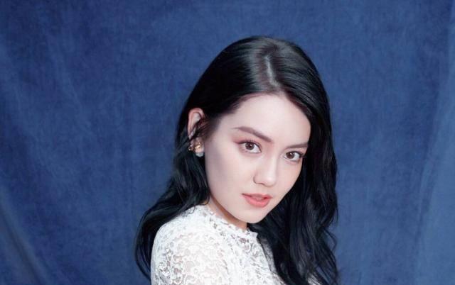 杨颖签约00后,中德混血小花,首档节目竟是人文探索专题_李诗颖_活动