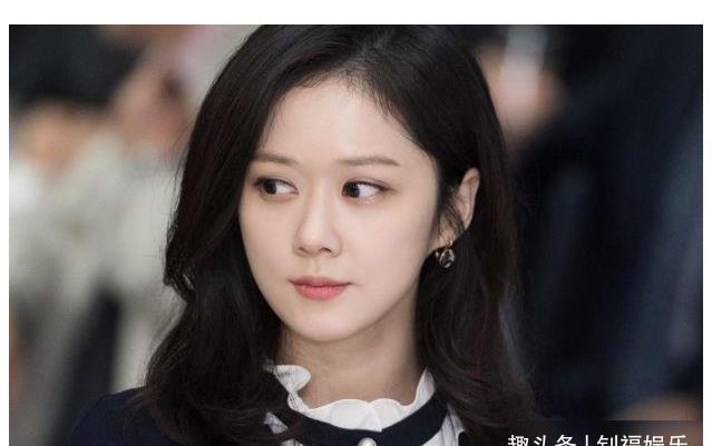 张娜拉在身体用黑色塑料袋包裹住这露出头和肩颈部分看起来有有点奇怪