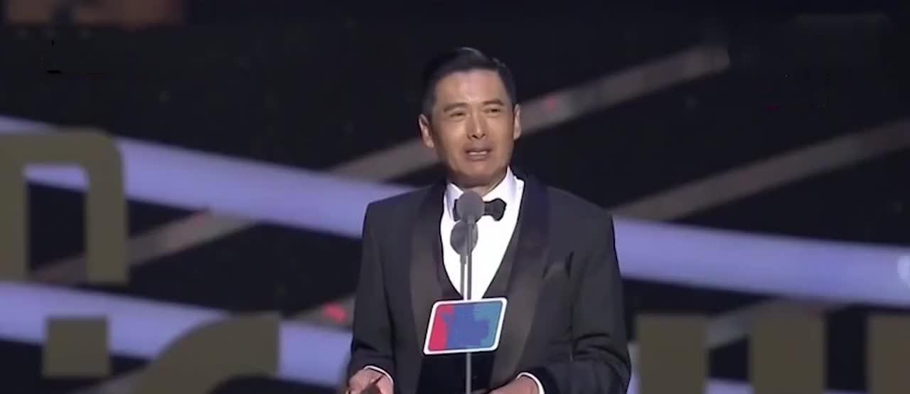 还是因为周润发的玩笑一时的冲动,谭咏麟上台后,出人意料地发表了退赛