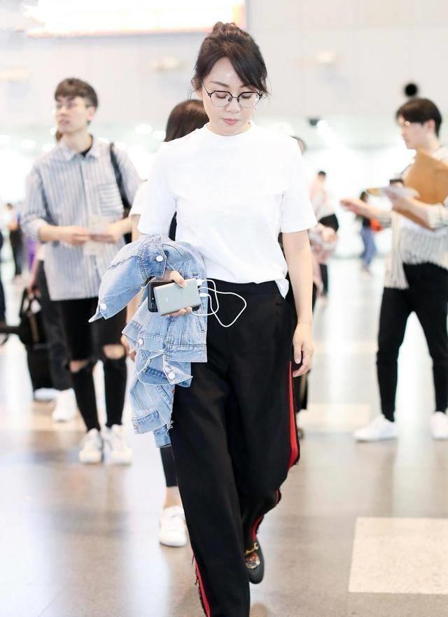 闫妮真是中年女性典范,白t恤配阔腿裤穿出高级感,灯笼辫像少女_版型