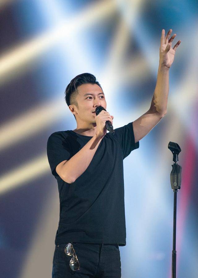 如今已经41岁的他,面对香港电影的没落,依旧有自己的执着_谢霆锋