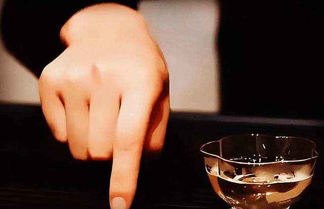 酒桌上,"敲桌子"是不尊重人的行为吗?要弄懂用意,很有用!