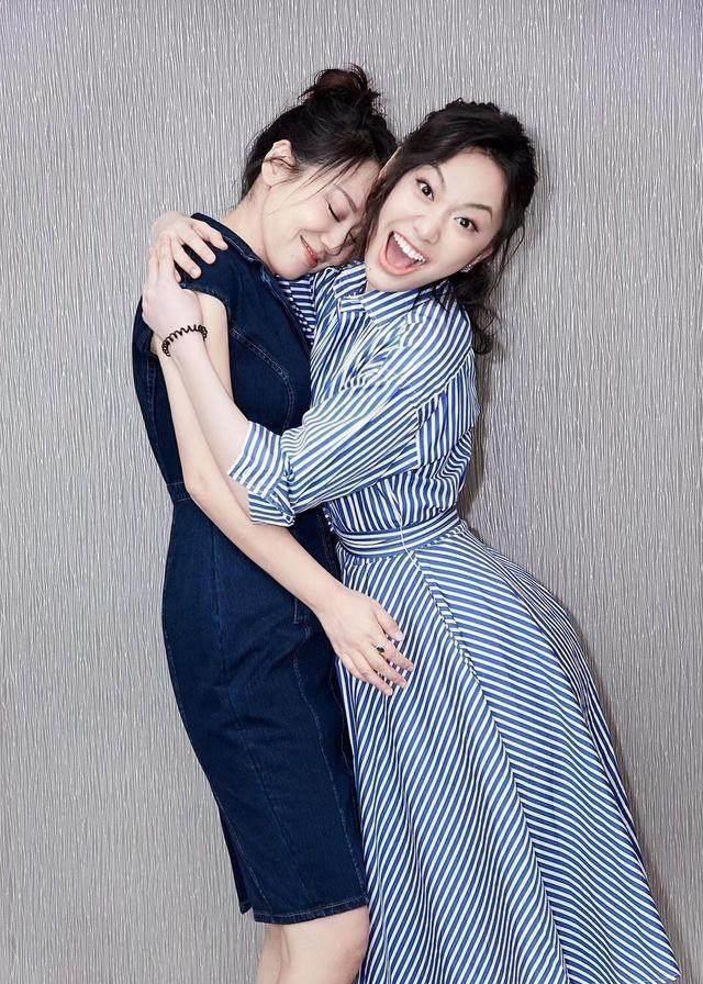 闫妮和女儿的合影简直太离谱!