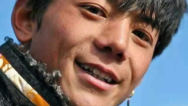 有种"神仙基因"叫丁真全家,都是明星脸,舅舅更神似郑伊健_孩子_照片